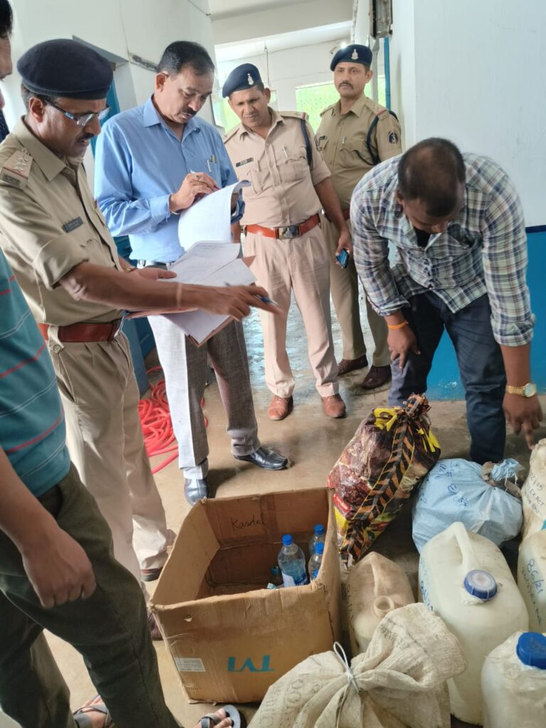 ● *जिला बलौदाबाजार-भाटापारा पुलिस द्वारा अवैध रूप से शराब बिक्री के मामलों में जप्त शराब का किया गया नष्टीकरण* 1 IMG 20230726 WA0178