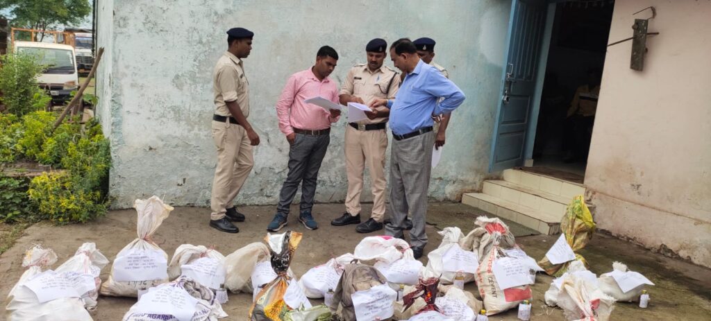 ● *जिला बलौदाबाजार-भाटापारा पुलिस द्वारा अवैध रूप से शराब बिक्री के मामलों में जप्त शराब का किया गया नष्टीकरण* 3 IMG 20230726 WA0179