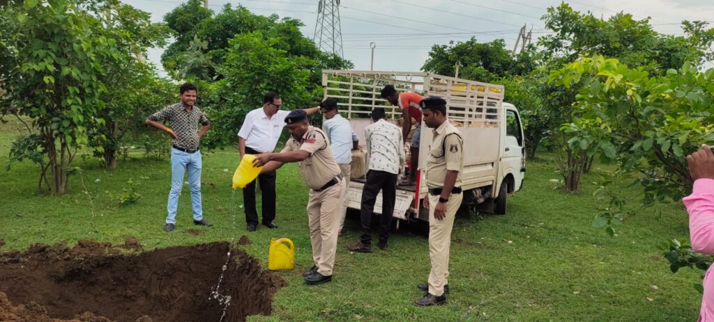 ● *जिला बलौदाबाजार-भाटापारा पुलिस द्वारा अवैध रूप से शराब बिक्री के मामलों में जप्त शराब का किया गया नष्टीकरण* 2 IMG 20230726 WA0180