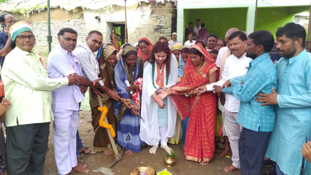 *संसदीय सचिव शकुन्तला साहू ने 1.79 करोड़ से निर्मित होने वाले पानी टंकी निर्माण सहित सीसीरोड निर्माण के लिए किया भूमिपूजन, कोलिहा के ग्रामीणों को मिलेगा पेयजल का लाभ* 2 IMG 20230729 WA0280