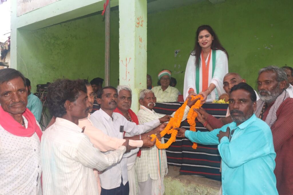 *संसदीय सचिव शकुन्तला साहू ने 1.79 करोड़ से निर्मित होने वाले पानी टंकी निर्माण सहित सीसीरोड निर्माण के लिए किया भूमिपूजन, कोलिहा के ग्रामीणों को मिलेगा पेयजल का लाभ* 3 IMG 20230729 WA0281