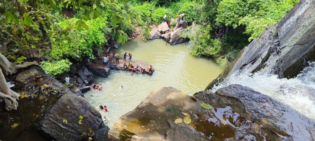 थाना कसडोल पुलिस द्वारा सिद्धखोल पर्यटक स्थल की गरिमा बनाए रखने एवं आवश्यक सुरक्षा प्रबंध हेतु सतत् पेट्रोलिंग कर लोगों को दी जा रही है समझाइस* 1 IMG 20230730 WA0129