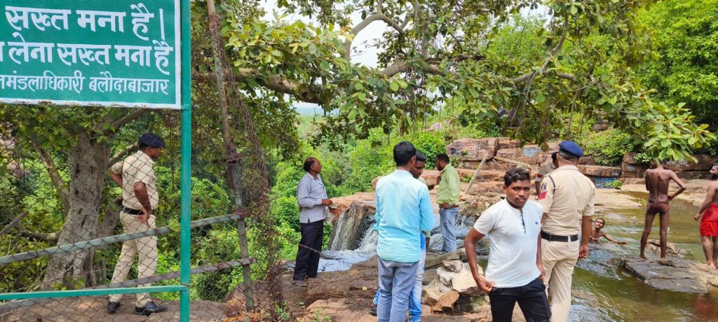 थाना कसडोल पुलिस द्वारा सिद्धखोल पर्यटक स्थल की गरिमा बनाए रखने एवं आवश्यक सुरक्षा प्रबंध हेतु सतत् पेट्रोलिंग कर लोगों को दी जा रही है समझाइस* 2 IMG 20230730 WA0133