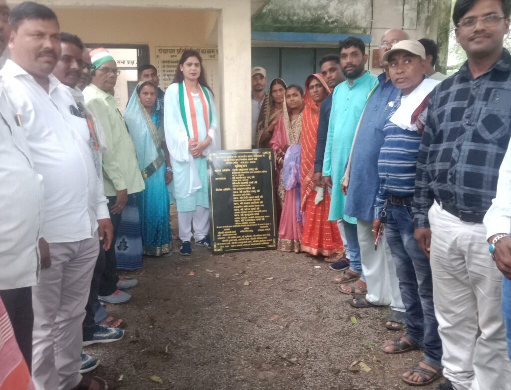*संसदीय सचिव शकुन्तला साहू ने 1.79 करोड़ से निर्मित होने वाले पानी टंकी निर्माण सहित सीसीरोड निर्माण के लिए किया भूमिपूजन, कोलिहा के ग्रामीणों को मिलेगा पेयजल का लाभ* 1 IMG 20230728 181557
