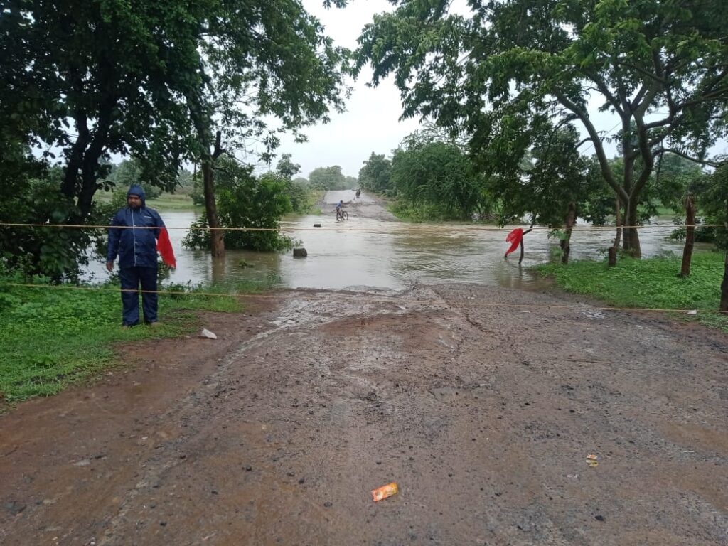 बाढ़ संभावित पुल पर आवागमन रोकने प्रशासन की टीम तैनात, एहतियात के लिए कराई जा रही मुनादी 1 IMG 20230804 WA0461