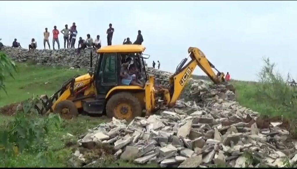 इंद्रा हरेली सहेली योजना से मिले पट्टे धारियों के खेत मे चला प्रशासन का बुलडोजर। 3 IMG 20230805 WA0416