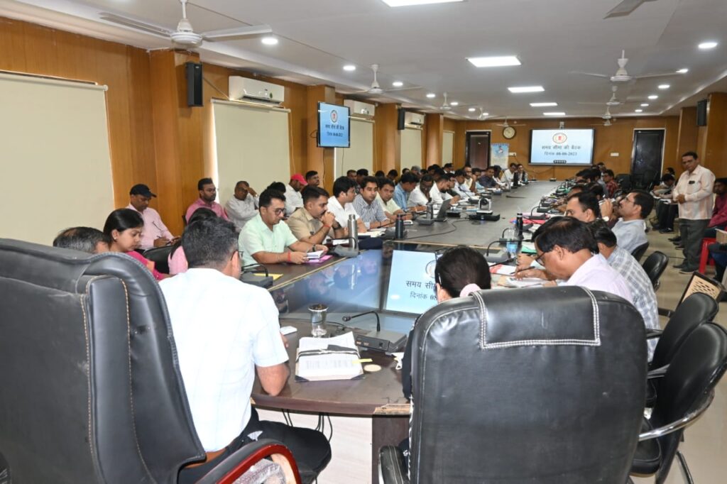 <br> *हाट बाजार क्लीनिक में आई फ्लू के मरीजों को शत प्रतिशत दवाइयां उपलब्ध कराने एवं एनआरसी केंद्रो में सभी बिस्तरों को भरने के दिए निर्देश-कलेक्टर*<br> 2 IMG 20230808 WA0372