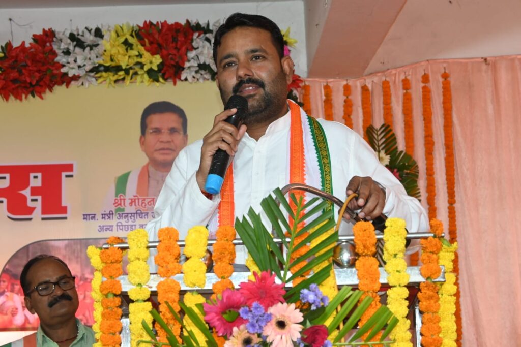 <em>मुख्यमंत्री के नेतृत्व में आदिवासियों का हो रहा है सतत विकास,आदिवासियों के संस्कृति की सरंक्षण एवं सवर्धन कार्य रही है भूपेश सरकार- चंद्रदेव प्रसाद राय</em> 3 IMG 20230809 WA0217