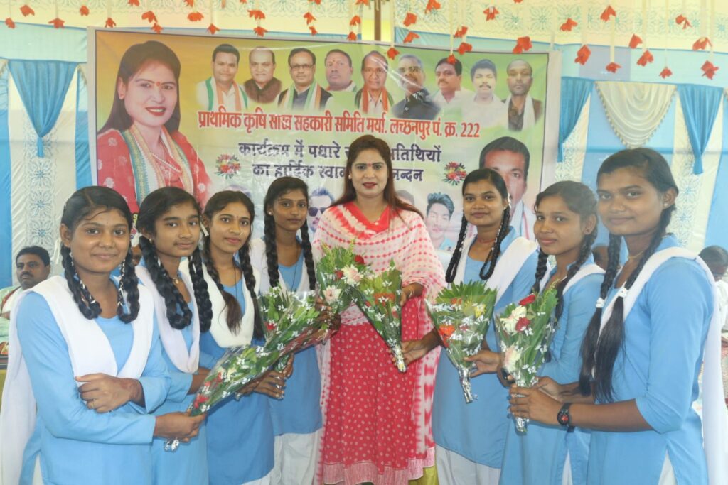 *प्राथमिक साख सहकारी समिति लच्छनपुर में अतिरिक्त भवन क़ा संसदीय सचिव शकुन्तला साहू ने किया लोकार्पण * 2 IMG 20230908 WA0197