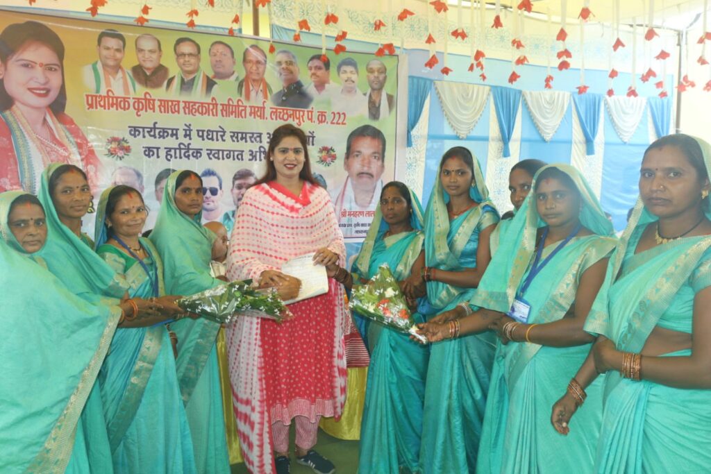 *प्राथमिक साख सहकारी समिति लच्छनपुर में अतिरिक्त भवन क़ा संसदीय सचिव शकुन्तला साहू ने किया लोकार्पण * 1 IMG 20230908 WA0198 3