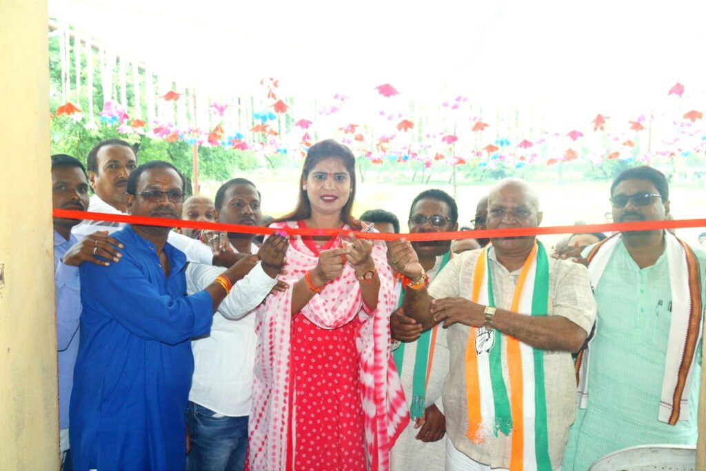 *प्राथमिक साख सहकारी समिति लच्छनपुर में अतिरिक्त भवन क़ा संसदीय सचिव शकुन्तला साहू ने किया लोकार्पण * 4 IMG 20230908 WA0204 1