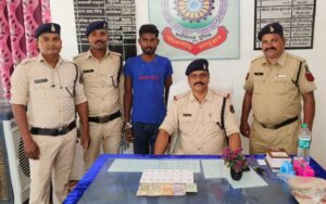 चौकी सोनाखान पुलिस द्वारा घर में घुसकर चोरी करने वाले एक शातिर आरोपी को किया गया गिरफ्तार* 1 IMG 20230911 WA0126