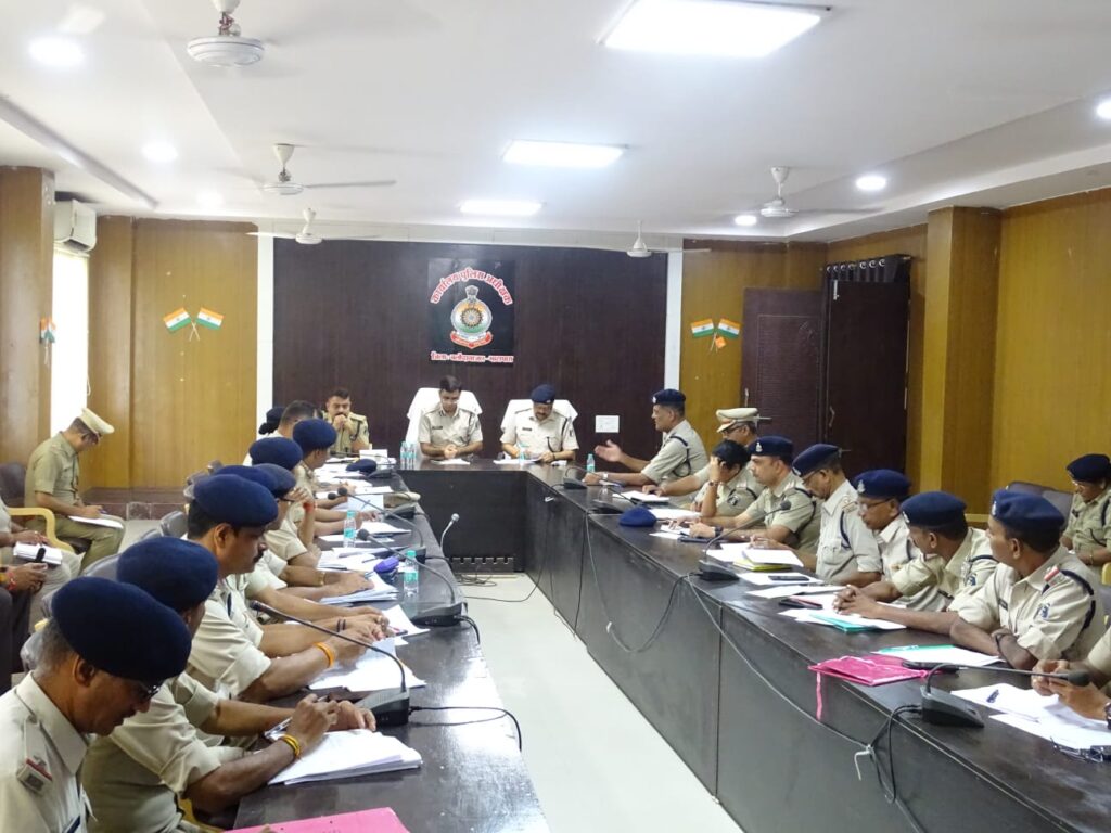 *वरिष्ठ पुलिस अधीक्षक महोदय द्वारा आगामी विधानसभा चुनाव में समुचित सुरक्षा प्रबंधन हेतु आज लिया गया समीक्षा बैठक* 2 IMG 20230915 WA0138
