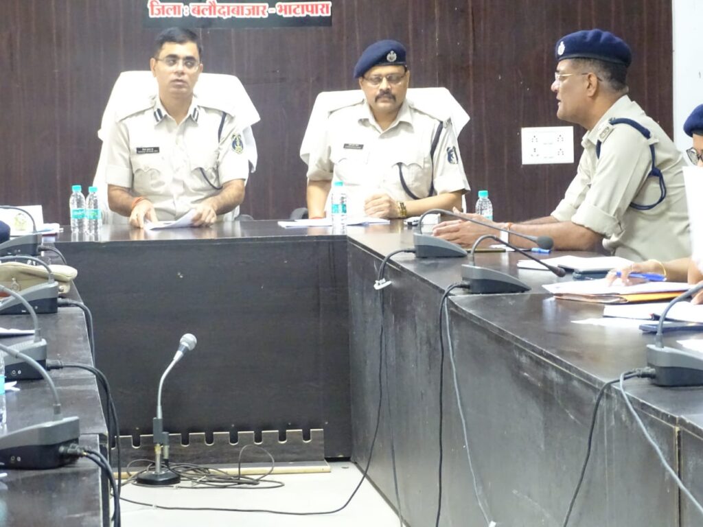 *वरिष्ठ पुलिस अधीक्षक महोदय द्वारा आगामी विधानसभा चुनाव में समुचित सुरक्षा प्रबंधन हेतु आज लिया गया समीक्षा बैठक* 1 IMG 20230915 WA0139 1