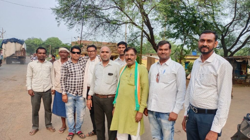 बलौदाबाजार कृषि उपज अध्यक्ष तुलसी राम वर्मा ने मण्डी क्षेत्र के ग्राम छेरकापुर, लक्ष्नपुर, धारासिव,कोहरौद व लटेरा बिटकुली मुण्डा मे बनने वाले किसान भवन निर्माण कार्य का निरीक्षण किया 1 IMG 20231001 WA0277