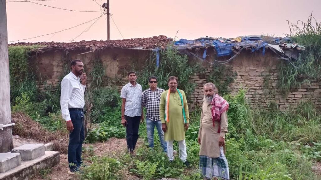 बलौदाबाजार कृषि उपज अध्यक्ष तुलसी राम वर्मा ने मण्डी क्षेत्र के ग्राम छेरकापुर, लक्ष्नपुर, धारासिव,कोहरौद व लटेरा बिटकुली मुण्डा मे बनने वाले किसान भवन निर्माण कार्य का निरीक्षण किया 3 IMG 20231001 WA0278