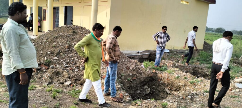बलौदाबाजार कृषि उपज अध्यक्ष तुलसी राम वर्मा ने मण्डी क्षेत्र के ग्राम छेरकापुर, लक्ष्नपुर, धारासिव,कोहरौद व लटेरा बिटकुली मुण्डा मे बनने वाले किसान भवन निर्माण कार्य का निरीक्षण किया 2 IMG 20231001 WA0283