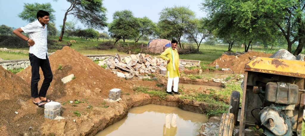 बलौदाबाजार कृषि उपज अध्यक्ष तुलसी राम वर्मा ने मण्डी क्षेत्र के ग्राम छेरकापुर, लक्ष्नपुर, धारासिव,कोहरौद व लटेरा बिटकुली मुण्डा मे बनने वाले किसान भवन निर्माण कार्य का निरीक्षण किया 4 IMG 20231001 WA0657