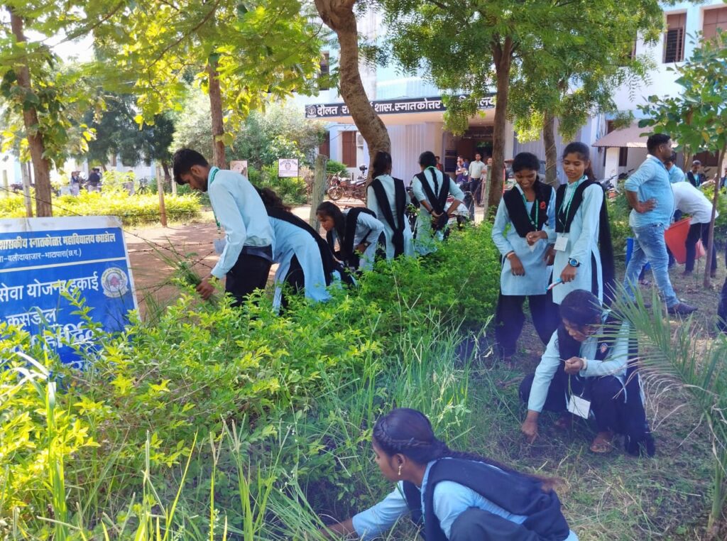 *साप्ताहिक गतिविधियां के अन्तर्गत महाविद्यालय परिसर का किया गया साफ - सफाई रासेयो कसडोल कॉलेज* 1 IMG 20231008 WA0064
