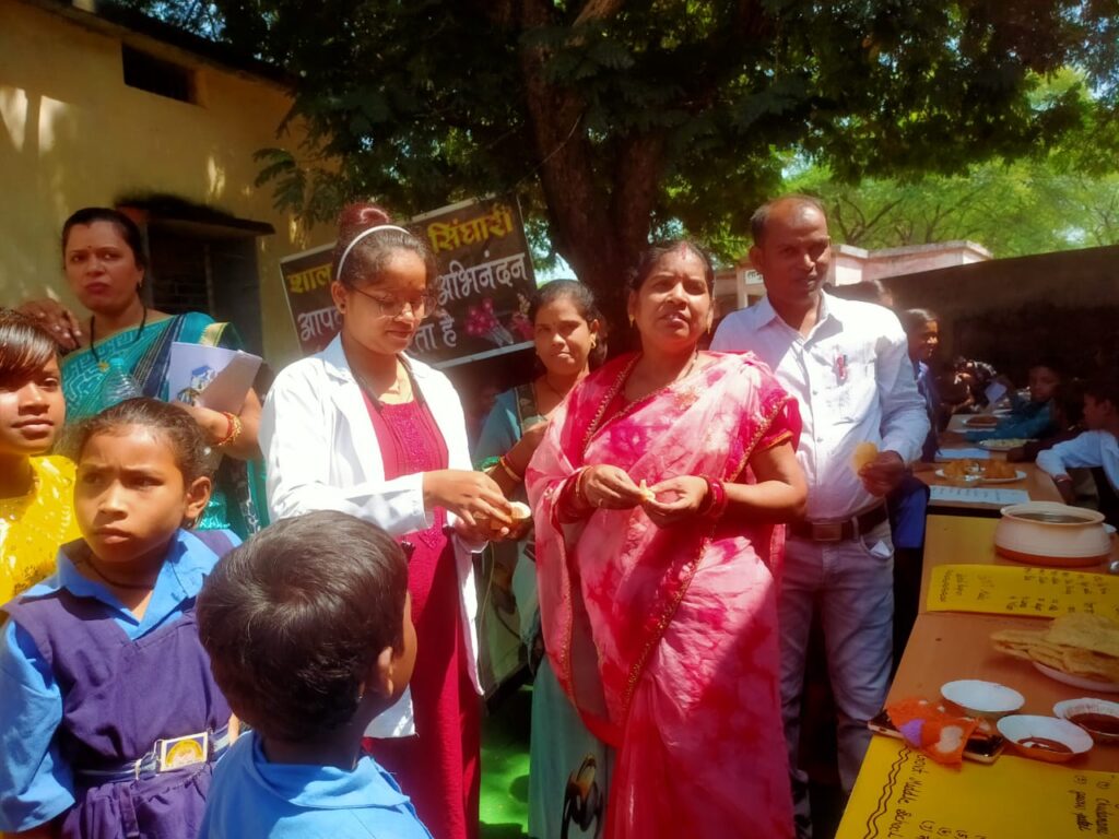 स्कूल में व्यंजन मेला में घइंटा रोटी रहा मुख्य आकर्षण का केंद्र <br> 1 IMG 20231013 WA0306