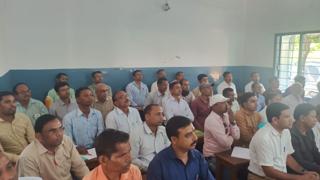*मतदान दलों के प्रशिक्षण का प्रथम चरण शुरू,कलेक्टर ने प्रशिक्षण का लिया जायजा* 1 IMG 20231017 WA0337 1