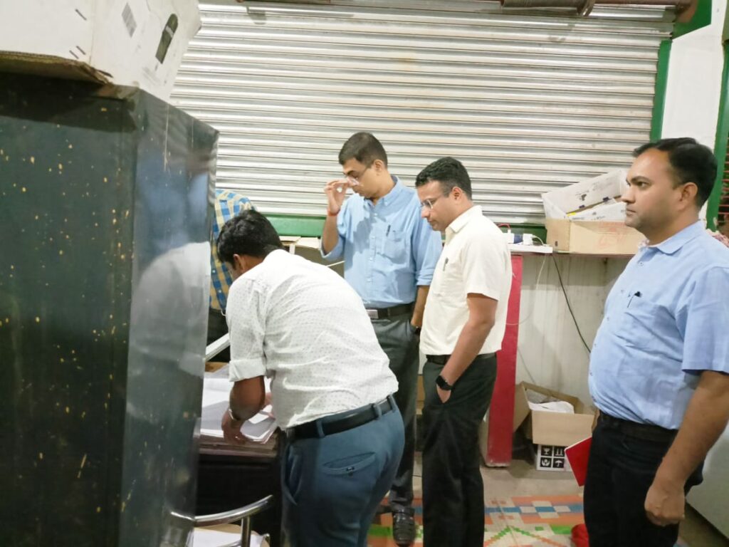 *शराब स्टॉक का जांच करने कलेक्टर-एसपी पहुंचे देर रात शराब दुकान*<br> 2 IMG 20231019 WA0476