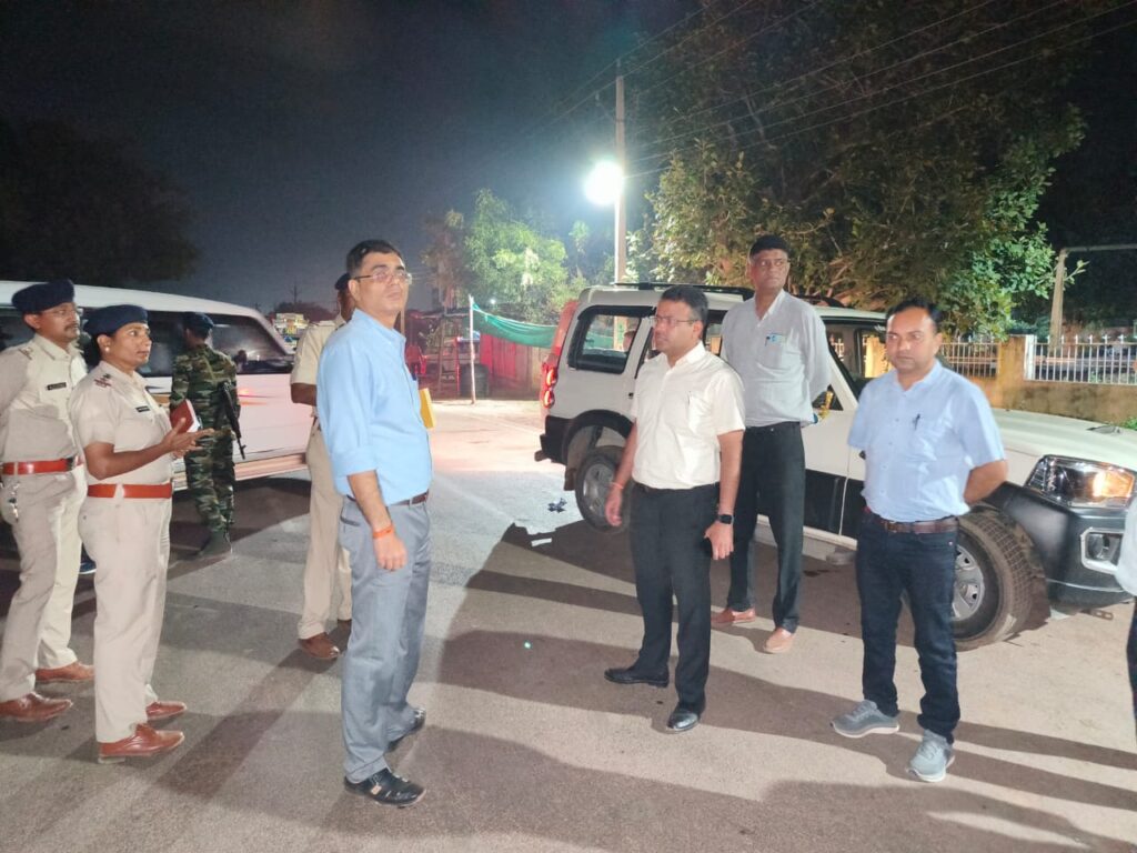 *शराब स्टॉक का जांच करने कलेक्टर-एसपी पहुंचे देर रात शराब दुकान*<br> 1 IMG 20231019 WA0477