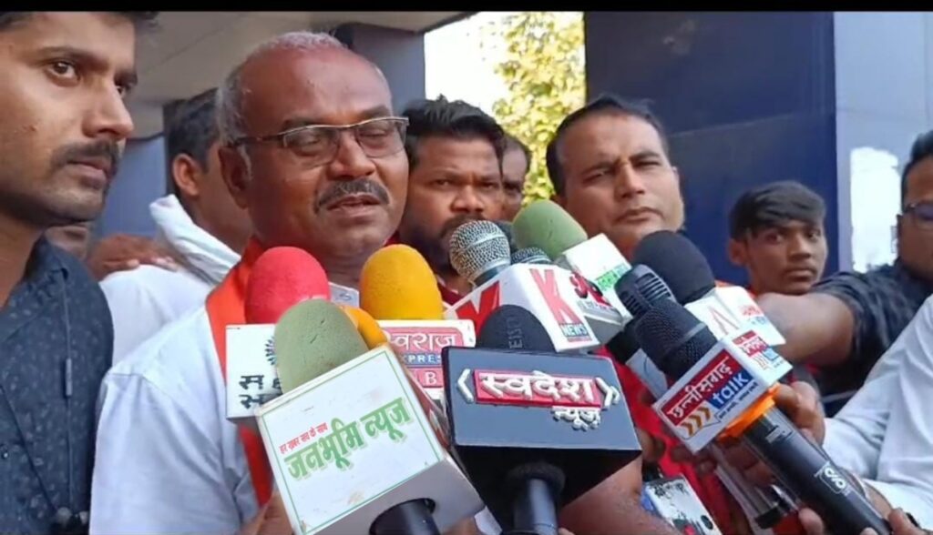 भाजपा प्रत्याशी धनीराम धीवर के नामांकन रैली में शामिल हुए गौरीशंकर अग्रवाल 1 Picsart 23 10 31 12 41 24 891