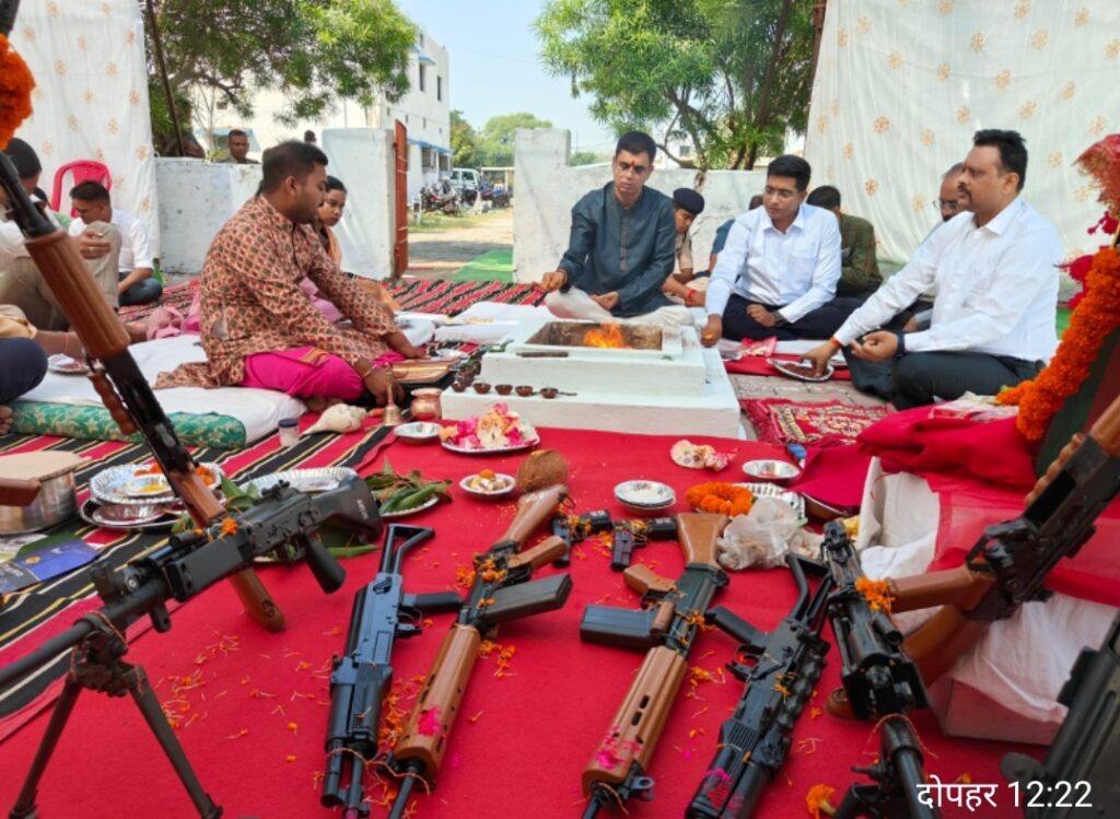 पुलिस अधीक्षक दीपक कुमार झा द्वारा शस्त्रों का पूजन कर भगवान से सुख एवं शांति की मंगल कामना किया गया। 2 Screenshot 20231024 122715 WhatsApp