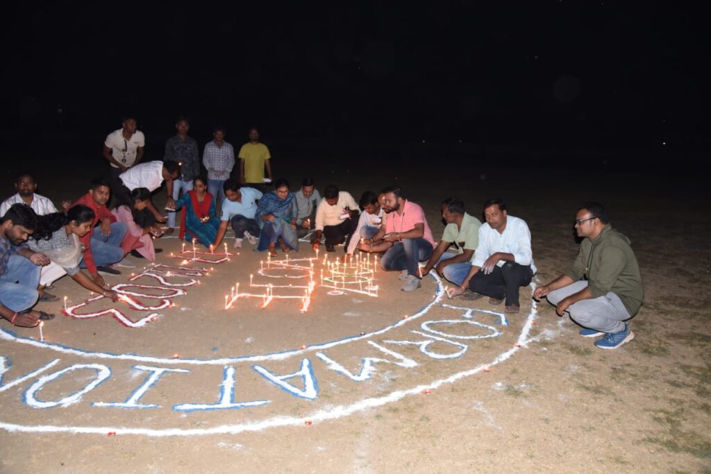*राज्य स्थापना दिवस पर दीप जलाकर दिए मतदाता जागरूकता का संदेश, शत प्रतिशत मतदान का लिया संकल्प*<br> 2 IMG 20231102 WA0416