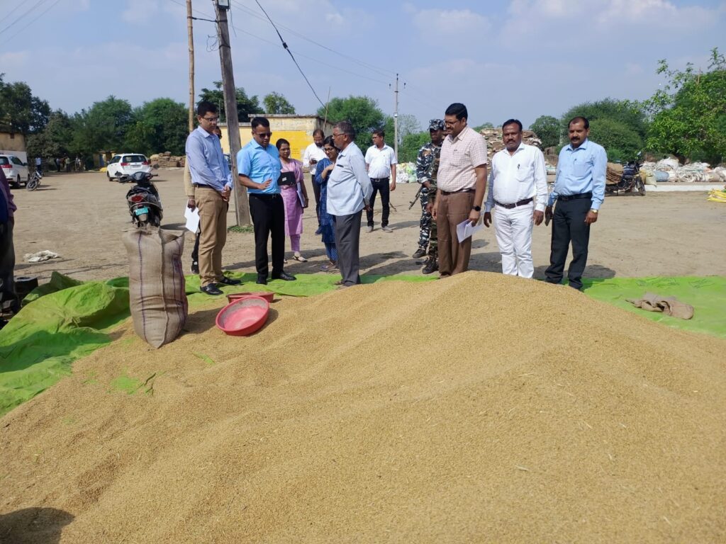कलेक्टर-एसपी ने किया धान खरीदी केन्द्रों का आकस्मिक निरीक्षण,किसानों से मिलकर व्यवस्थाओं का लिया जायजा 5 IMG 20231120 WA0087