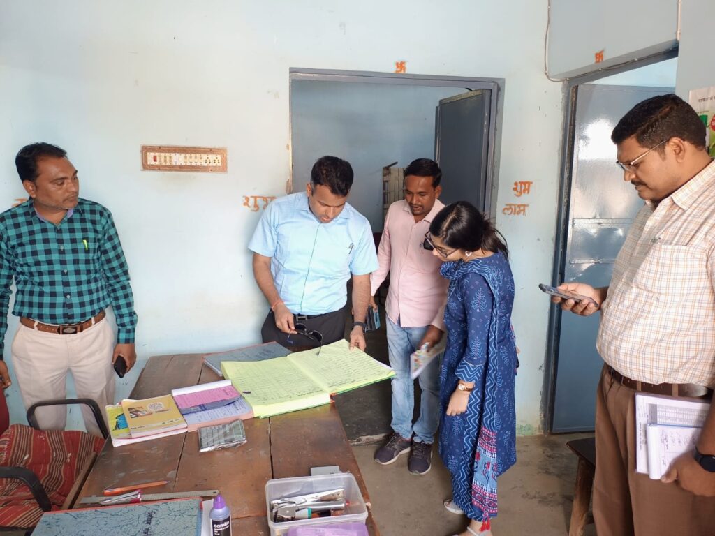 कलेक्टर-एसपी ने किया धान खरीदी केन्द्रों का आकस्मिक निरीक्षण,किसानों से मिलकर व्यवस्थाओं का लिया जायजा 2 IMG 20231120 WA0091