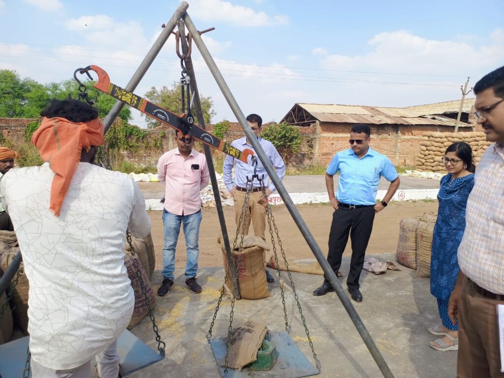 कलेक्टर-एसपी ने किया धान खरीदी केन्द्रों का आकस्मिक निरीक्षण,किसानों से मिलकर व्यवस्थाओं का लिया जायजा 1 IMG 20231120 WA0092