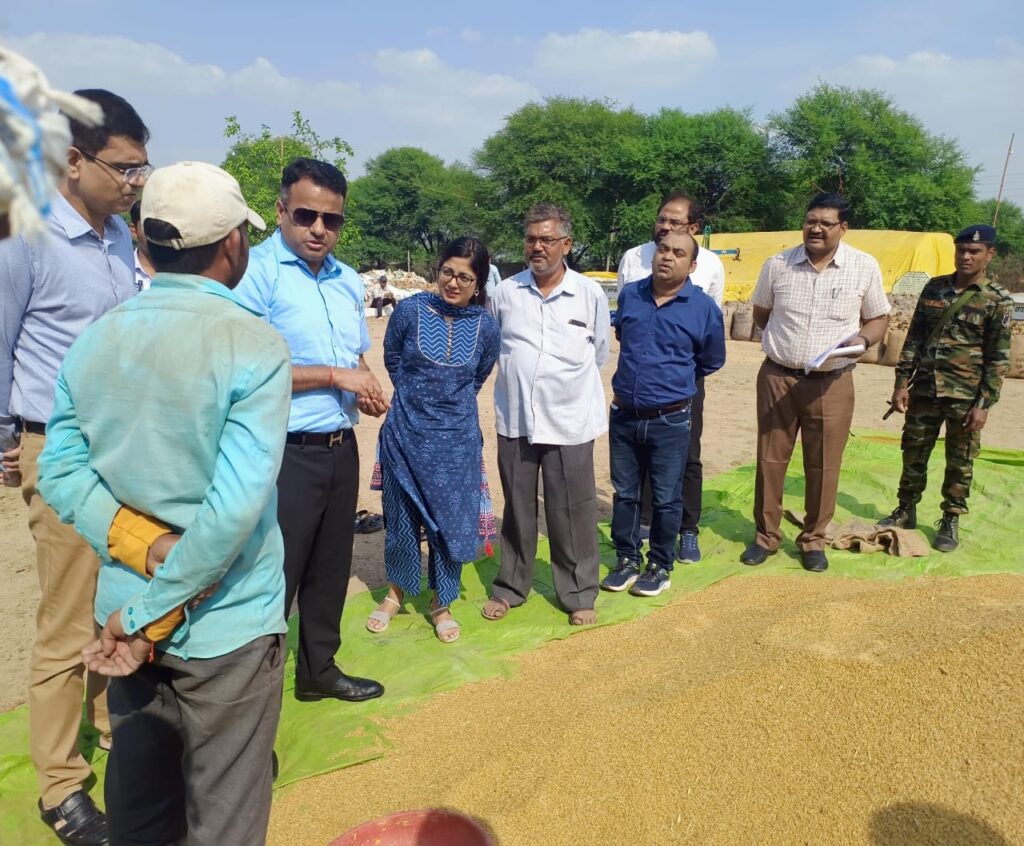 कलेक्टर-एसपी ने किया धान खरीदी केन्द्रों का आकस्मिक निरीक्षण,किसानों से मिलकर व्यवस्थाओं का लिया जायजा 3 IMG 20231120 WA0094