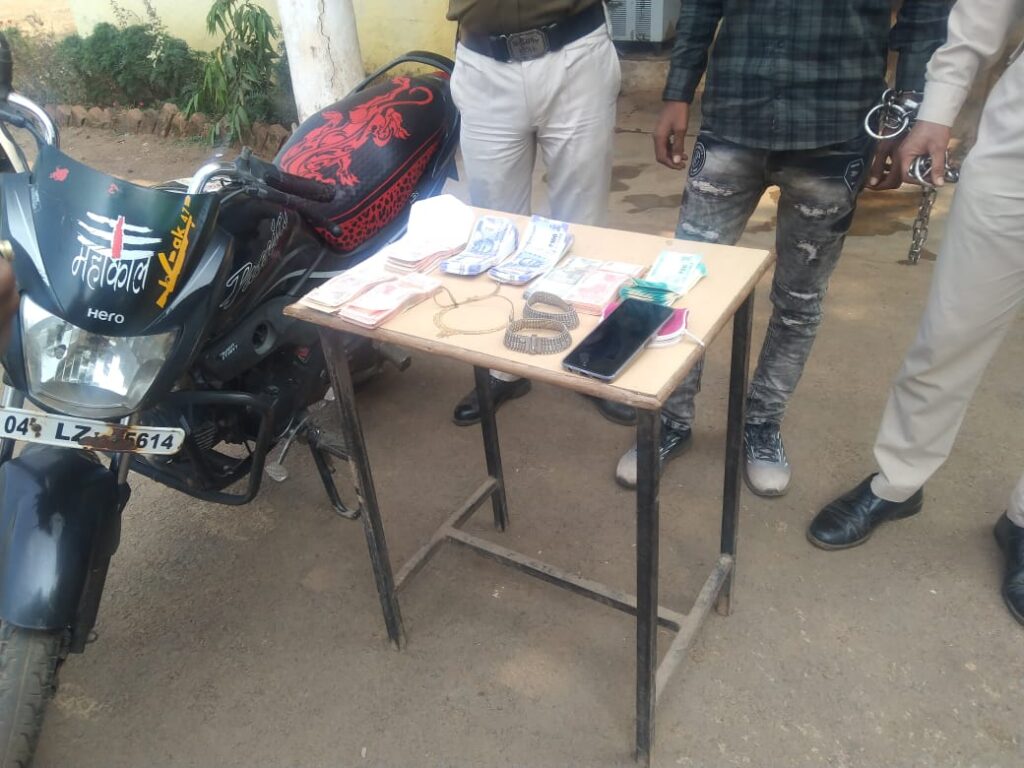थाना गिधपुरी पुलिस द्वारा ग्राम सांहडा में चोरी करने वाले रायपुर निवासी एक चोर को किया गया गिरफ्तार 1 IMG 20231123 WA0144