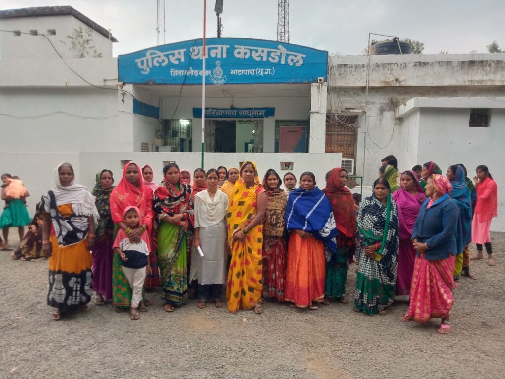 *कसडोल के वार्ड 2 के महिलाओ ने शराबबंदी को थाना में सौपा ज्ञापन*<br> 1 IMG 20231128 WA0154