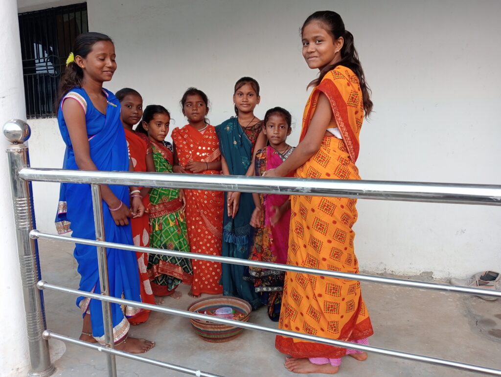 दीपावली के पहले यहां गली गली में होने लगा सुआ नृत्य 1 IMG20231103170829 1