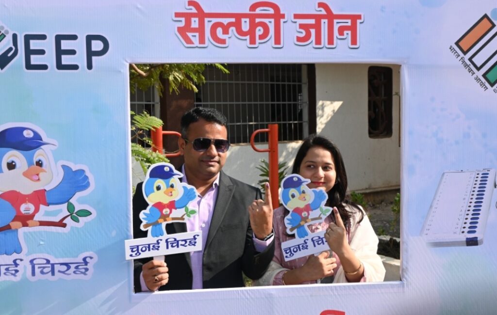 कलेक्टर-एसपी ने किया मतदान,घरो से निकल शत प्रतिशत मतदान करने की अपील 2 Screenshot 20231117 123030 WhatsAppBusiness