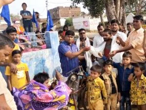गांव पंचायत बरदा मे सविधान दिवस के उपल्क्ष मे गरीबो एवम् विकलांगो को किया गया चादर वितरण 1 Screenshot 20231127 142337 WhatsApp