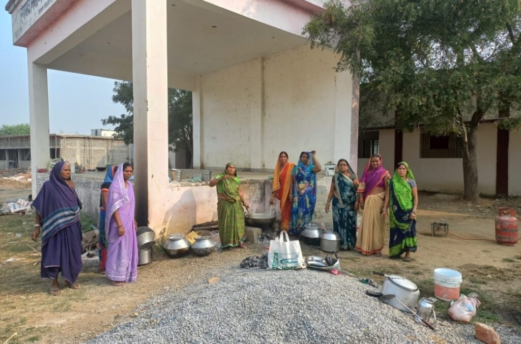 स्वामी आत्मानंद उत्कृष्ट विद्यालय लाहोद आज भी खुले मे बन राहा बच्चो के लिए माध्यन भोजन 3 Screenshot 20231128 120515 WhatsAppBusiness