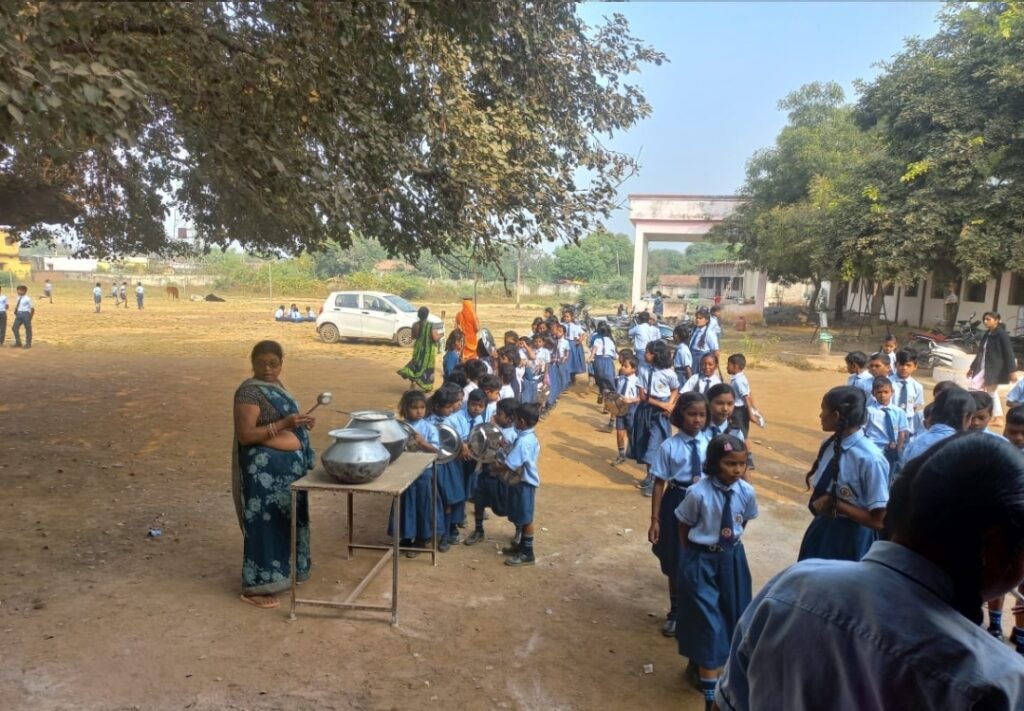 स्वामी आत्मानंद उत्कृष्ट विद्यालय लाहोद आज भी खुले मे बन राहा बच्चो के लिए माध्यन भोजन 1 Screenshot 20231128 120529 WhatsAppBusiness