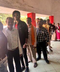 जिला आयुर्वेद अधिकारीअसहाय मतदाताओं को मतदान केंद्र तक पहुचाया 2 image editor output image 1181937690 1700468052178