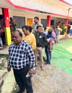 जिला आयुर्वेद अधिकारीअसहाय मतदाताओं को मतदान केंद्र तक पहुचाया 1 image editor output image 1590306303 1700468029534