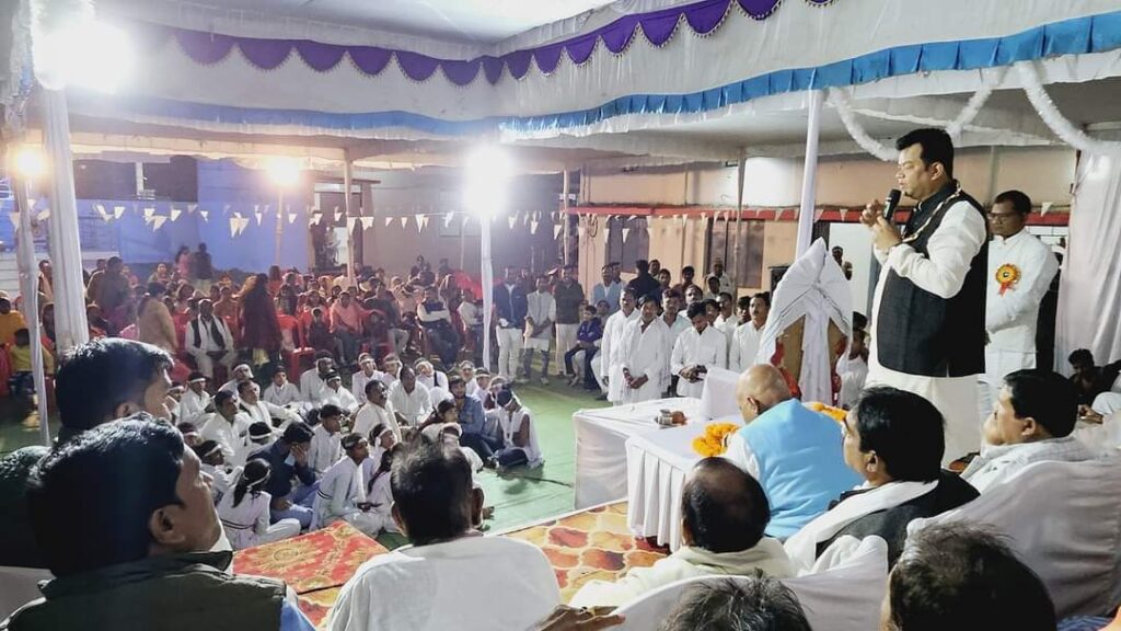 सतनाम संदेश भव्य शोभा यात्रा निकाली गई जिसमें कसडोल विधायक संदीप साहूगुरु मुक्ति दास जी गुरु गोसाई खपरीपुरी धाम शामिल हुए। 1 IMG 20231218 WA0007