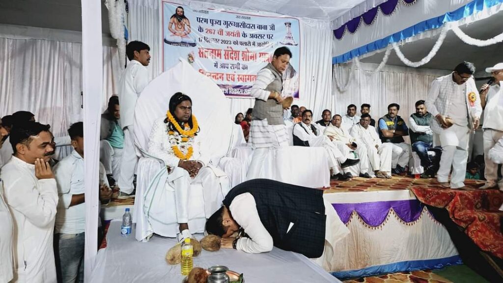 सतनाम संदेश भव्य शोभा यात्रा निकाली गई जिसमें कसडोल विधायक संदीप साहूगुरु मुक्ति दास जी गुरु गोसाई खपरीपुरी धाम शामिल हुए। 2 IMG 20231218 WA0008