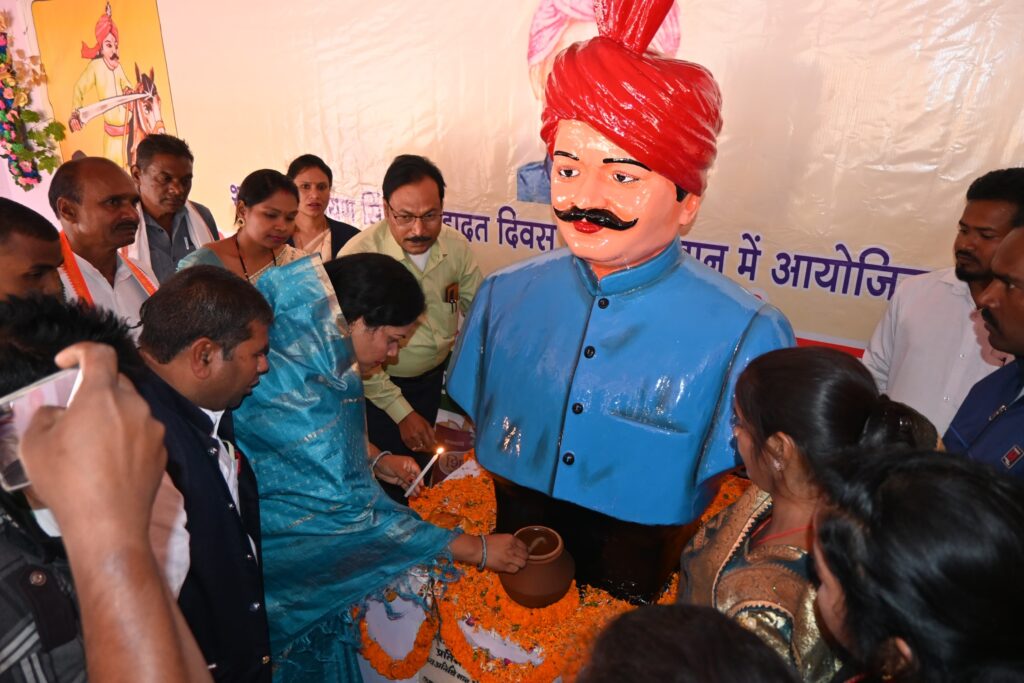 वीरभूमि सोनाखान में मनाया गया शहादत दिवस शहीद वीर नारायण सिंह को दी गई भावपूर्ण श्रद्धांजलि 2 Picsart 23 12 10 19 45 44 401