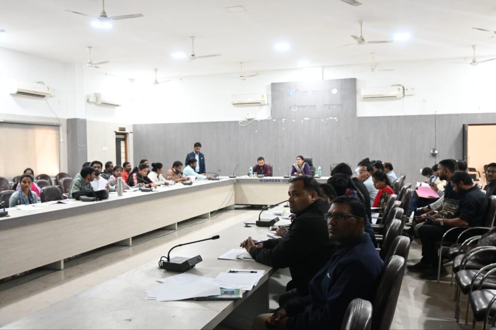 *जिला पंचायत सीईओ ने किया पंचायत विभाग के विभिन्न योजनाओं की समीक्षा,अटल चौक की साफ सफाई कर रंग रोगन करने के दिए निर्देश* 2 Picsart 23 12 14 16 44 09 853