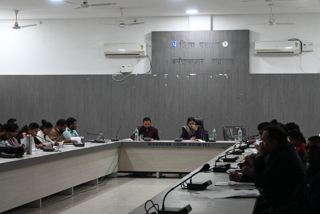 *जिला पंचायत सीईओ ने किया पंचायत विभाग के विभिन्न योजनाओं की समीक्षा,अटल चौक की साफ सफाई कर रंग रोगन करने के दिए निर्देश* 1 Picsart 23 12 14 16 44 29 749