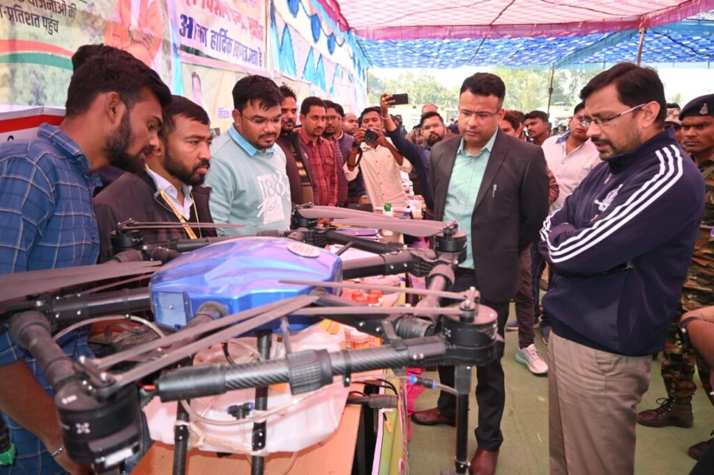 *संयुक्त सचिव ने हितग्राहियों को योजनाओं का लाभ लेने किया प्रेरित*<br> 2 Polish 20231223 172103637