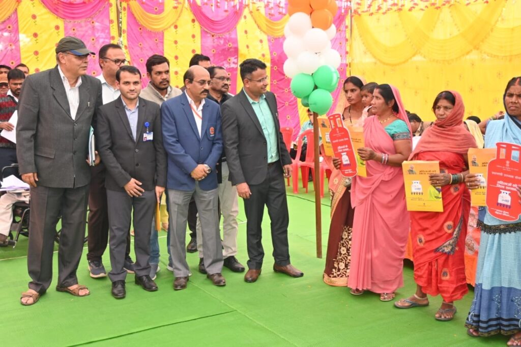 *संयुक्त सचिव ने हितग्राहियों को योजनाओं का लाभ लेने किया प्रेरित*<br> 1 Polish 20231223 172117238 1